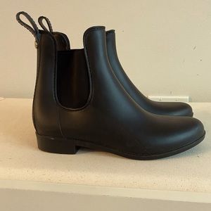 Size 7Sam Edelman black rain booties.
